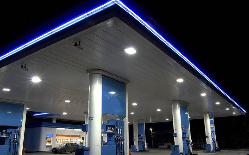 Stazione di servizio illuminata di notte.