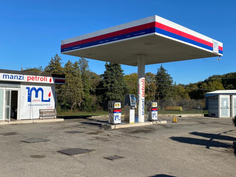 Stazione di servizio Manzi Petroli con pompe di benzina.