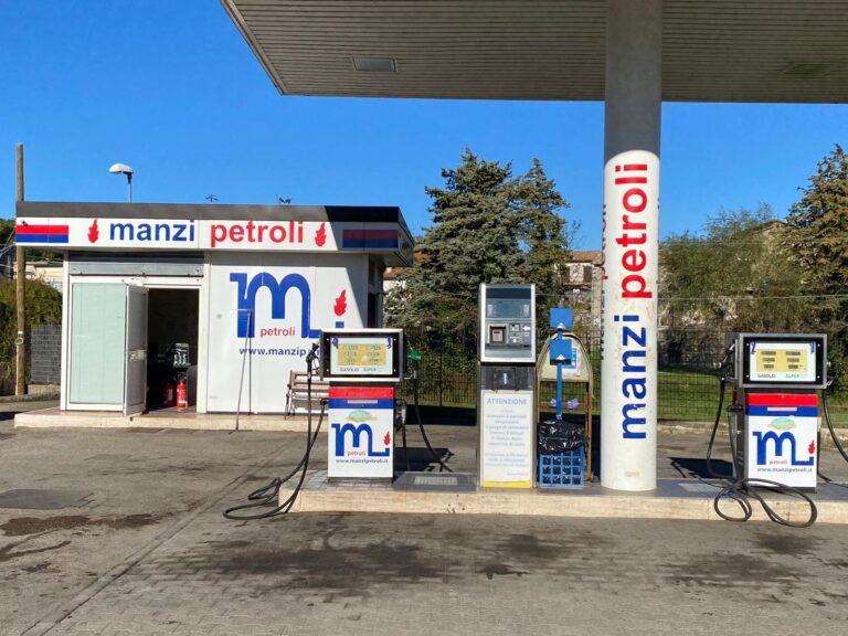 Stazione di servizio con pompe di benzina Manzi Petroli.