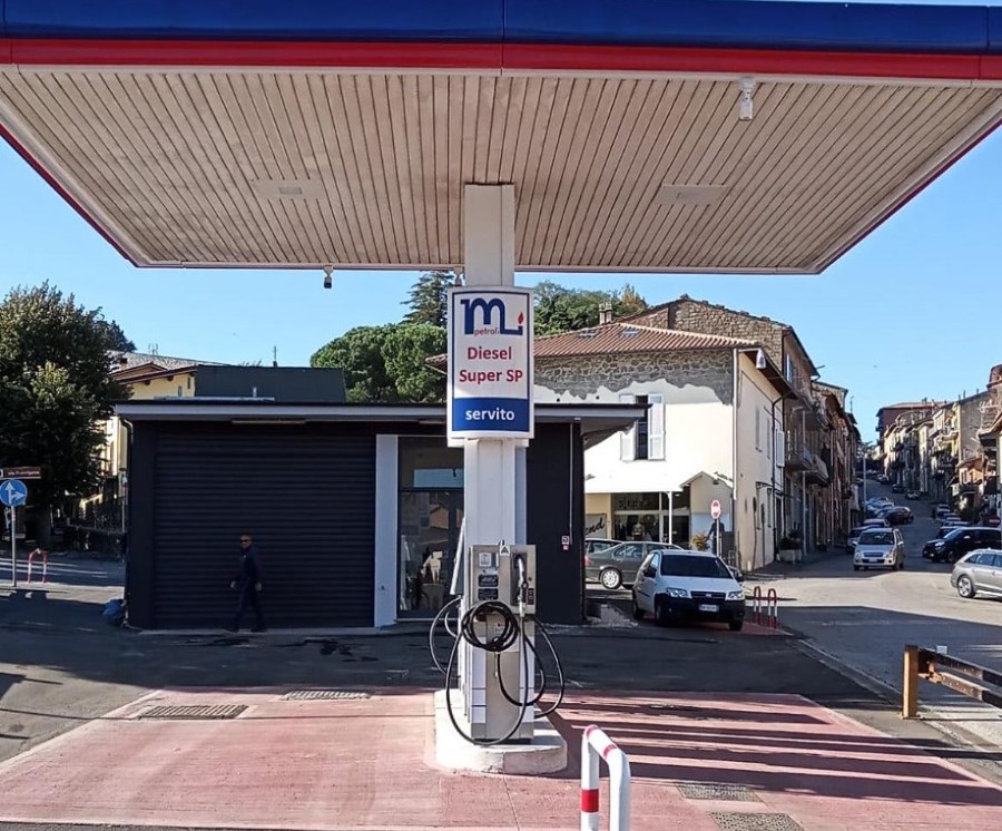 Stazione di servizio con distributore carburante in citt&agrave;.