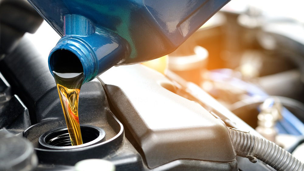 Olio motore versato nel serbatoio di un'auto.